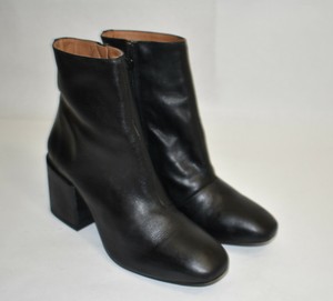 nicola heel boot