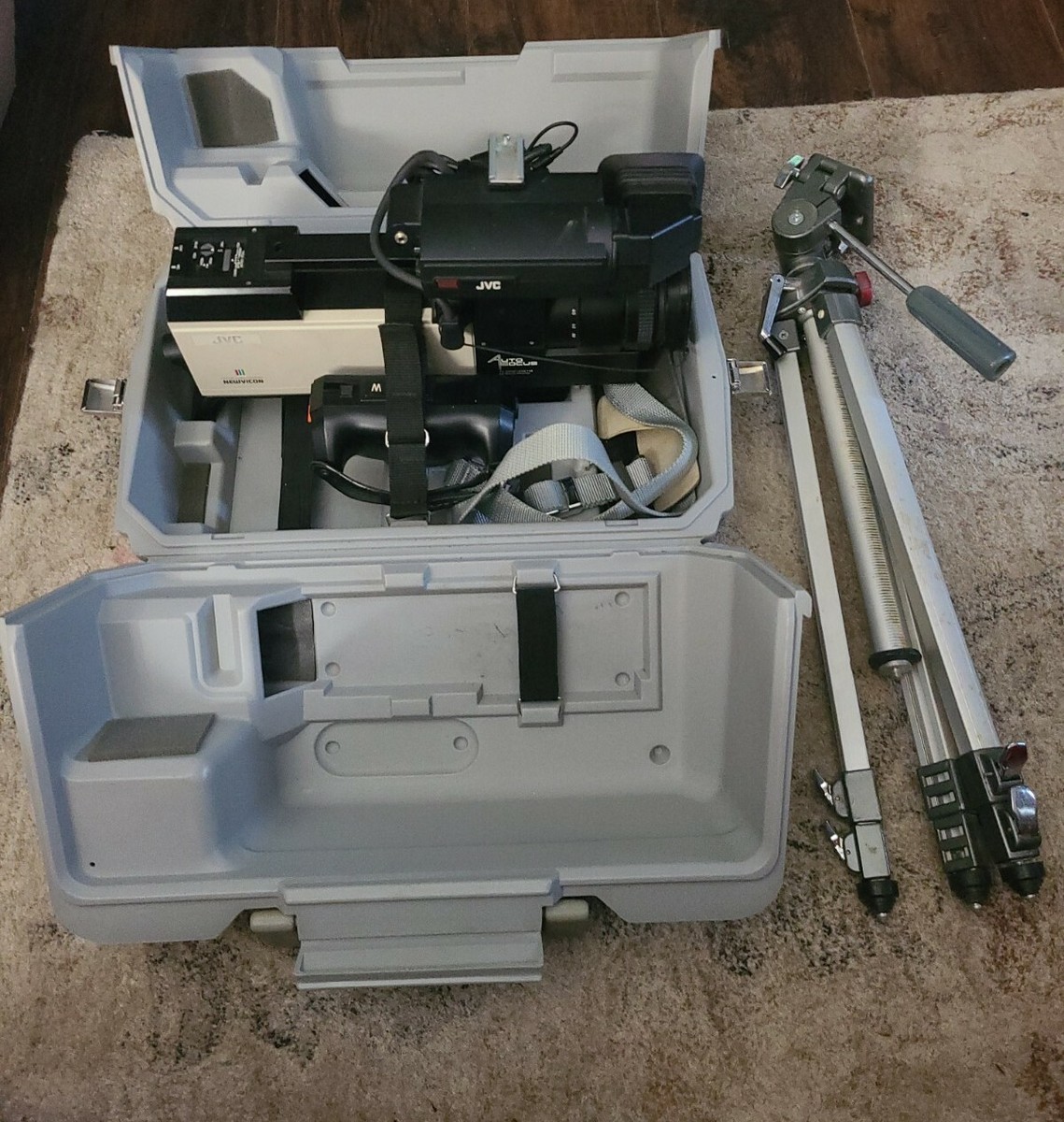 JVC NewVicon Color Camera Model GX-N70U Plus tripod | eBay