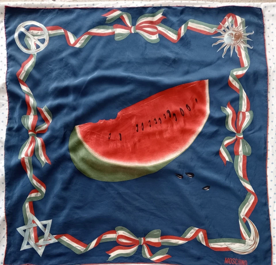 N8# MOSCHINO bufanda de seda 33/33 pulgadas tiene manchas Foto 2 de 4