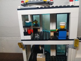 LEGO City: Police Station (7498) Complete Retired Set W/ Instructions