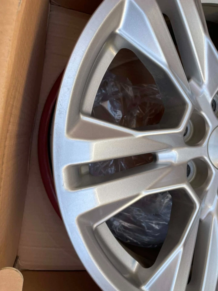 Juego de ruedas GMC Canyon OEM 17x8 (4) plateado 6x120 2019-2020 A+ 9-9,5/10  Foto 4 de 4