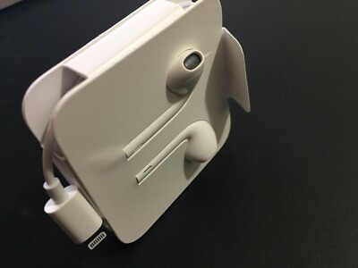 Origina Apple EarPods MWTY3AM/A Lightning Wired Earphones In-Ear Earbuds  A1748