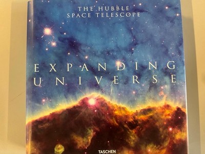 Expanding Universe. The Hubble Space Telescope von Charles F. Bolden 