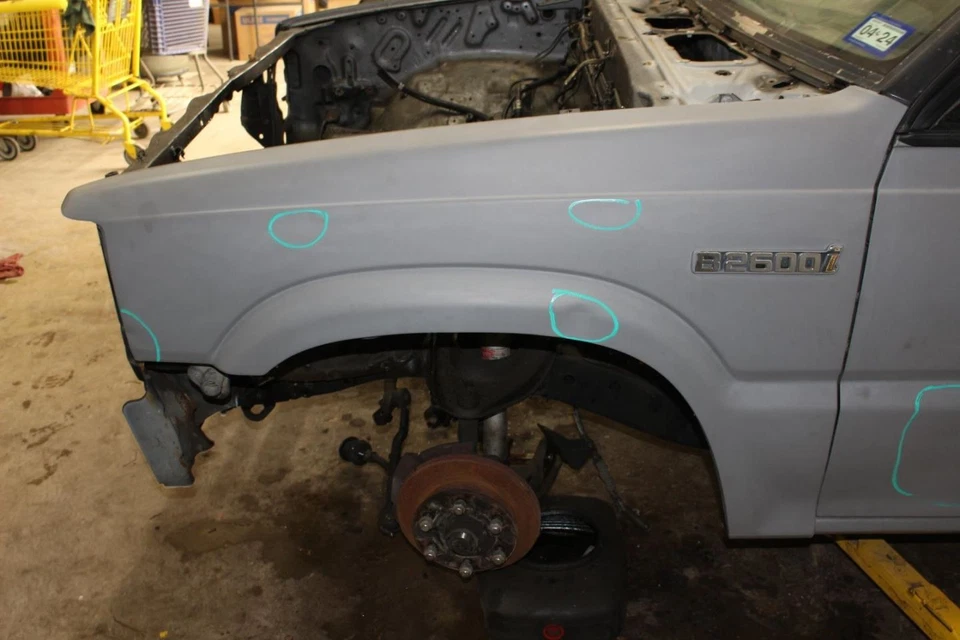 Conjunto guardabarros delantero izquierdo conductor gris mazda b-2600 87-93 Foto 4 de 4