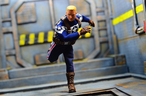 Captain America Commander Rogers One: 12 Collective Mezco PX Exclusive Figure - Picture 5 of 8