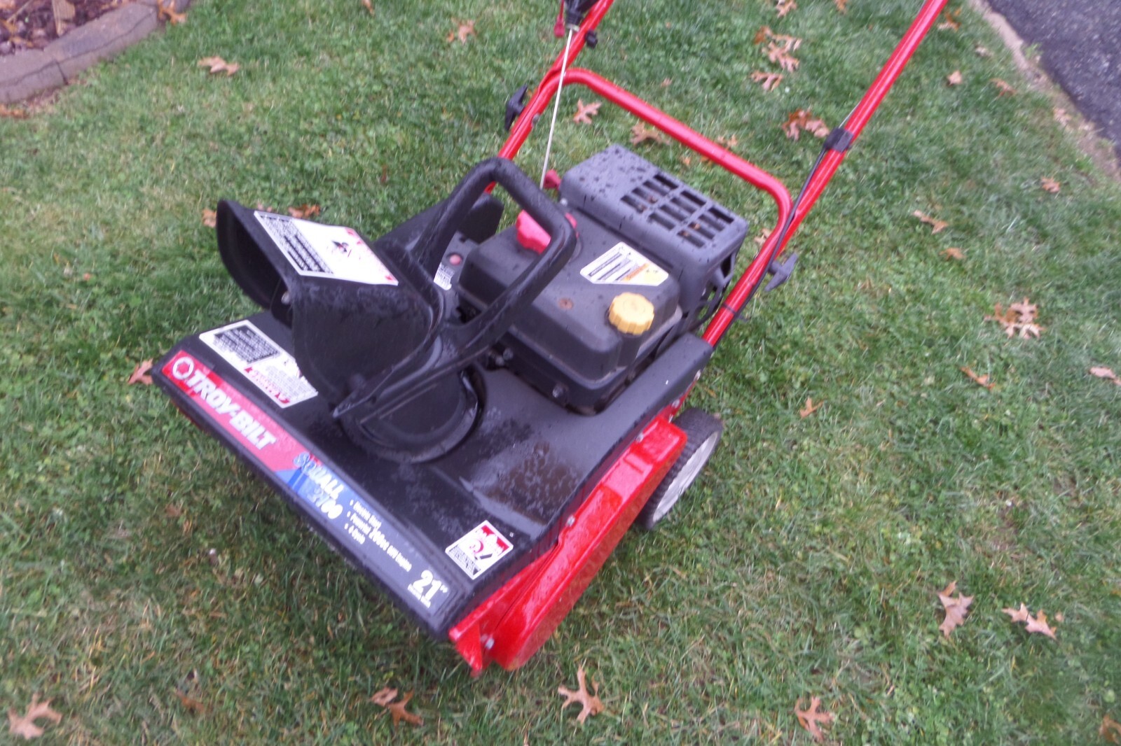 Troy Bilt Squall 2100 4 Stroke 208cc Snow Blower. New Paddles. Works