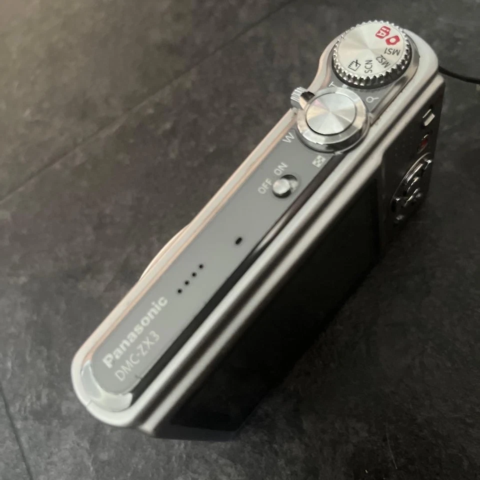 Fotocamera digitale compatta Panasonic LUMIX 8x Zoom HD argento in vendita ora - Immagine 4 di 4