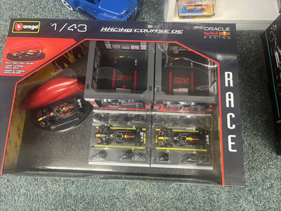 Oracle Red Bull Racing - Burago 1:43 Formula One Racing Deluxe Paddock New