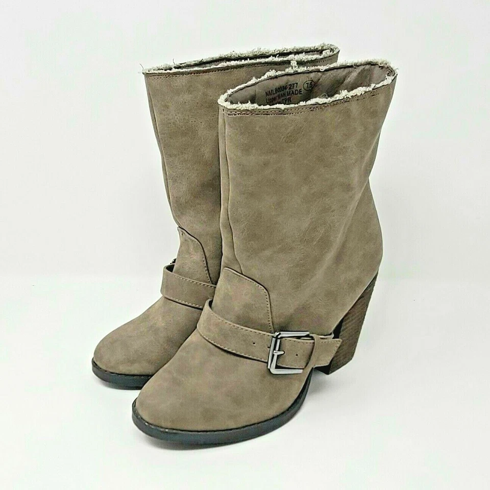 Botas de tacón Naughty Monkey de cuero sintético tostado con correa y hebilla para mujer 7,5 m Foto 2 de 4