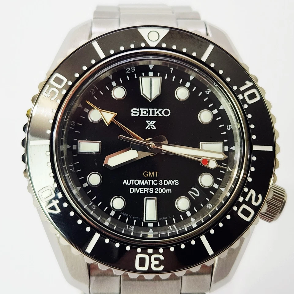 Reloj Seiko Prospex Buzo Acero Inoxidable Esfera Negra Para Hombre GMT SPB383 USADO Foto 2 de 4