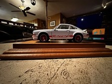 WELLY 1:24 1973 PORSCHE 911 CARRERA RS DIE-CAS WHITE also comes with a wooden ca