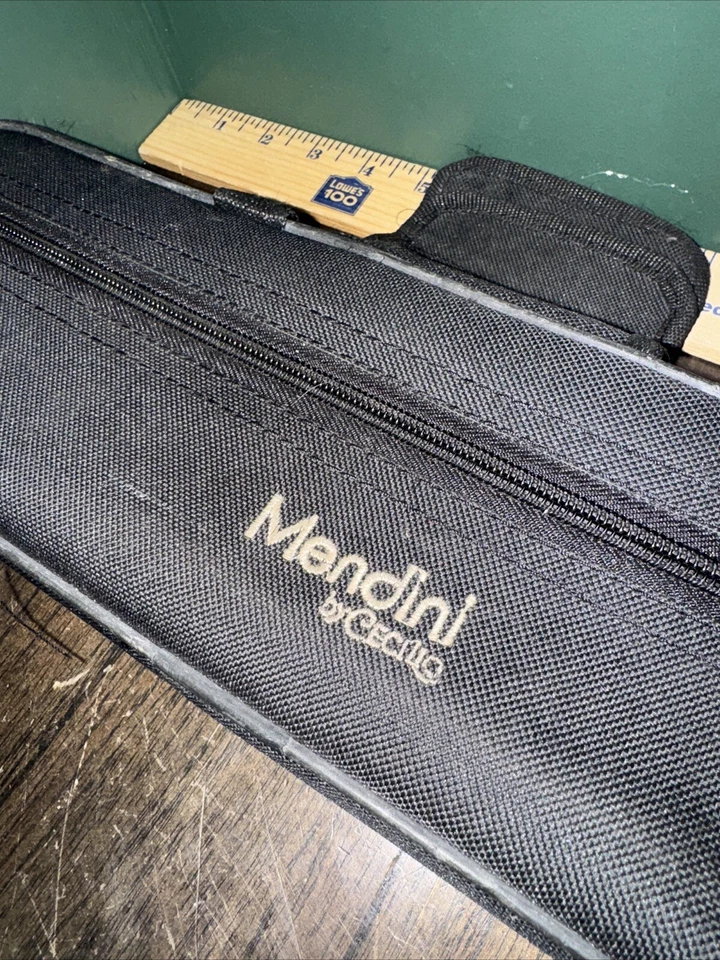 Flauta Mendini Student de Cecilio con estuche plateada Foto 2 de 4