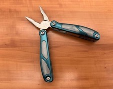 [0017] Nomad Multitool Werkzeug Taschenmesser EDC Outdoor Camping