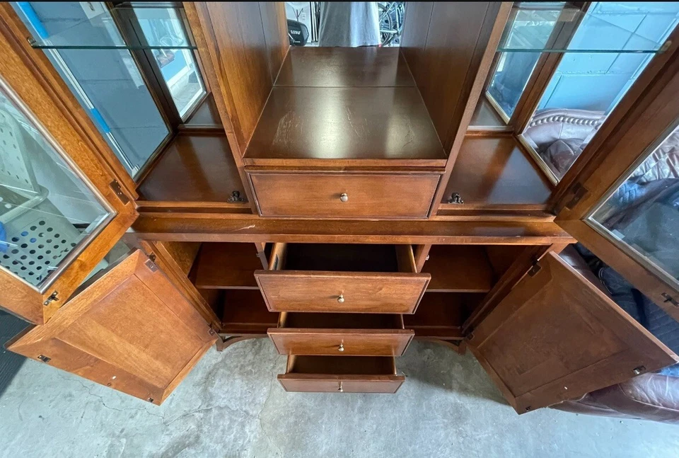 Maravilloso gabinete de porcelana con acabado de vidrio y madera maciza - HERMOSA PIEZA Foto 2 de 4