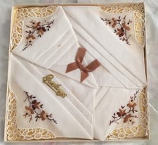 Vintage Schachtel mit 4 hochwertigen bestickten Baumwolle & Spitze Taschent&uuml;cher in Box