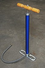 Standluftpumpe, alte solide Metallkonstruktio...