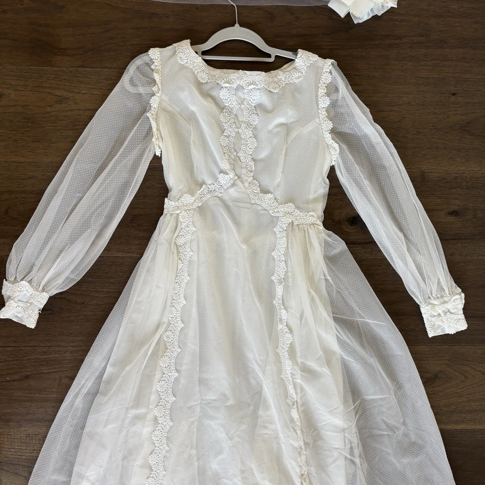 Vintage 1960s Wedding Dress Swiss Dot Organza Floral Button Sleeve with Veil - Image 3 of 4