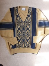 Mens  GABICCI vintage Gold with Blue design. V NECK JUMPER 
