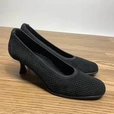 STUART WEITZMAN MADE IN SPAIN SIZE 7.5 PERFORATED SUEDE PUMPS