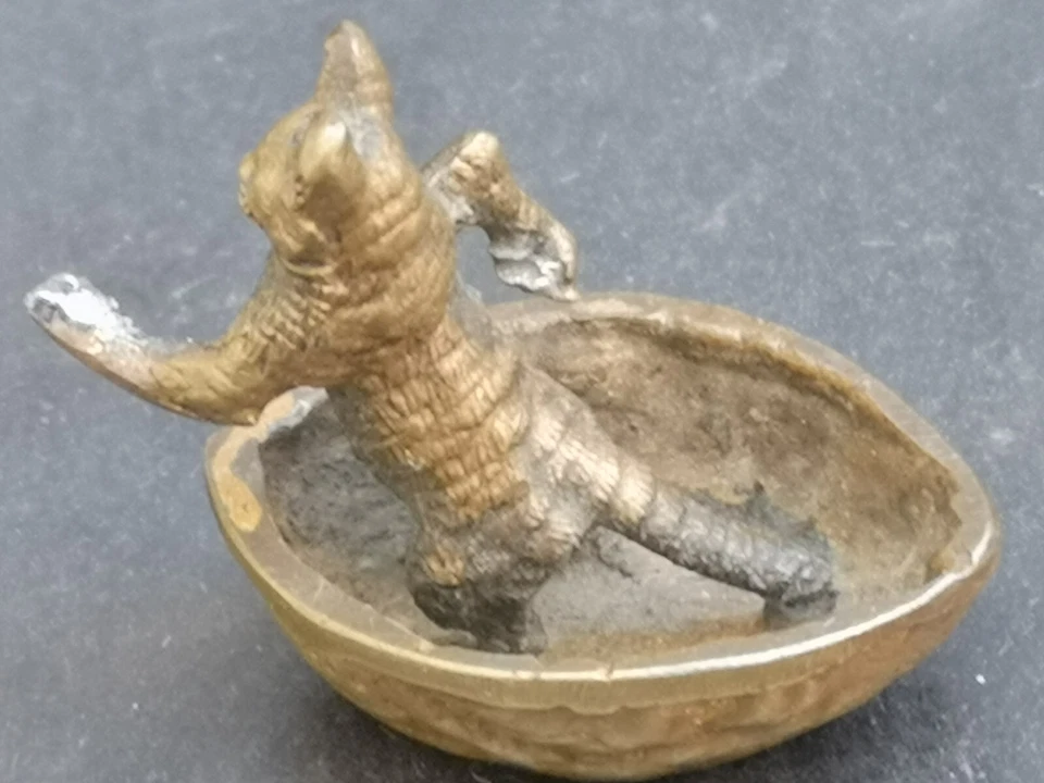 Bronze miniature chat dans un coquille de noix Dimensions 4 x 4 cms Signature - Photo 3/4