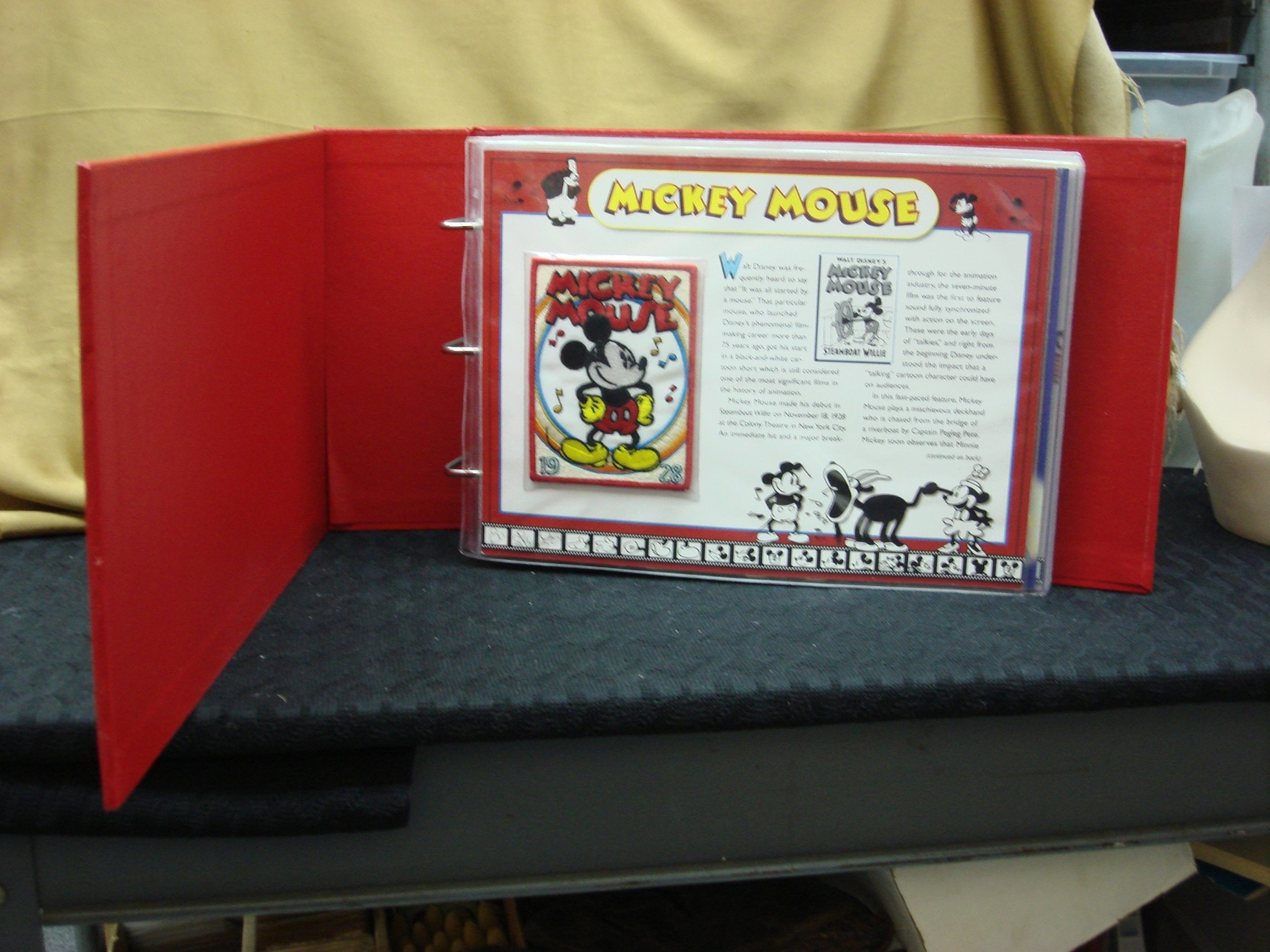 THE DISNEY PATCH COLLECTION - 23 DIFF. PATCHES IN PAGES W/ALBUM -WILLABEE & WARD