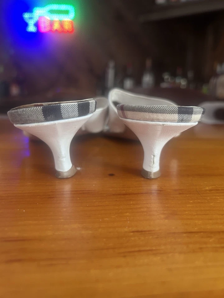 Tacones Burberry punta abierta tacón de gatito 7,5 Foto 4 de 4