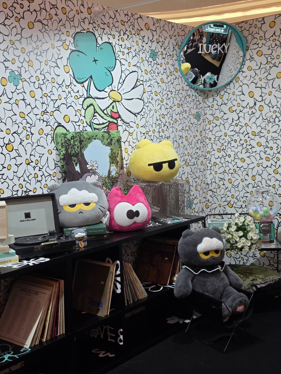 US Seller) G-Dragon Zoa Line Friends pop up merch Lucky Shop Zo&