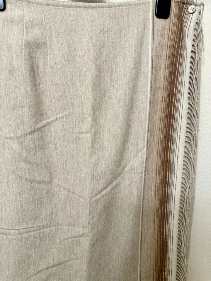 Falda de Colección Doncaster Silk Pencil Southwestern con acento de flecos. Talla 16 ecuestre. Foto 3 de 4