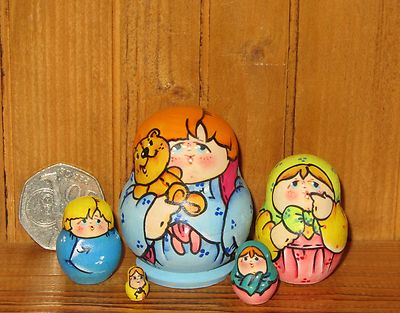 Nestelnde russische Puppe Matroschka kleiner JUNGE & Teddybär MINI Familie 5 LATISHEVA
