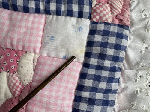 Vintage Hollie Hobbie Quilt Patchwork Print rosa blau Handarbeit Ösenborte 56x42 - Bild 12 von 13