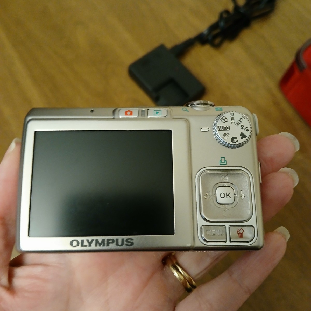 Olympus FE-230 7.1MP Digital Compact Camera Memory Card, Charger