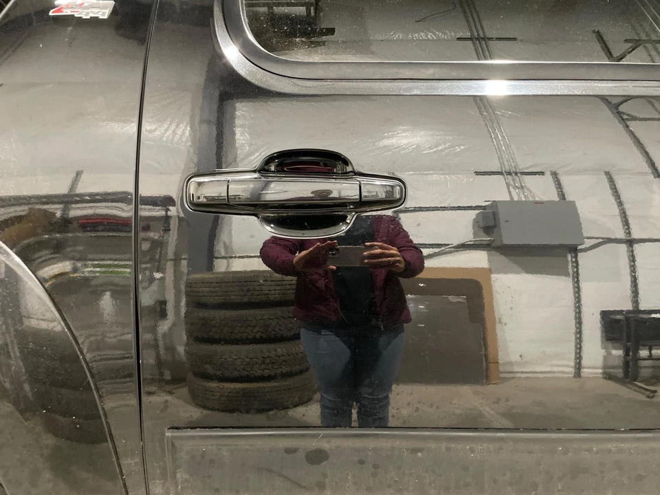 07-14 SUBURBAN Rear Door RHBlack-41U Foto 3 de 4