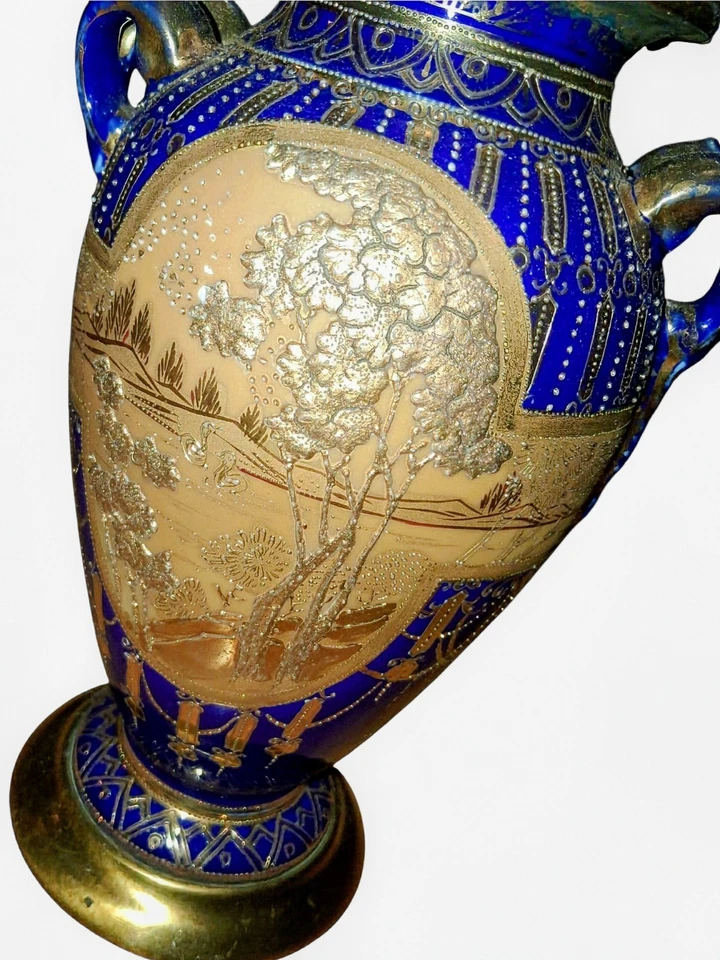 古董钴蓝色浮雕艺术玻璃花瓶灯带黄铜双插座琥珀色作品 — 第 2/4 张图片