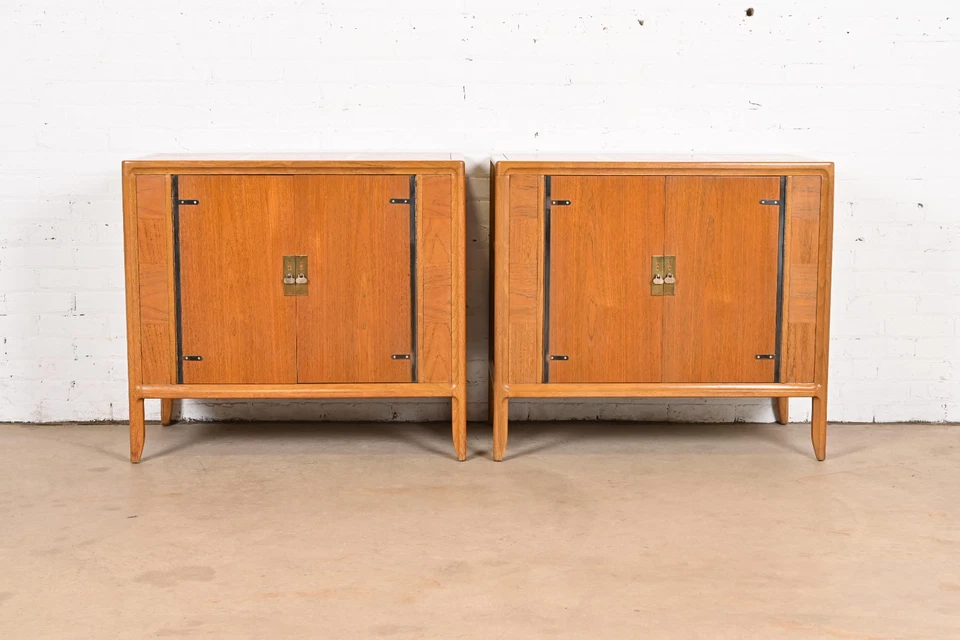 Современные шкафы или прикроватные тумбочки Mastercraft середины века из ореха и латуни, пара - Изображение 3 из 4