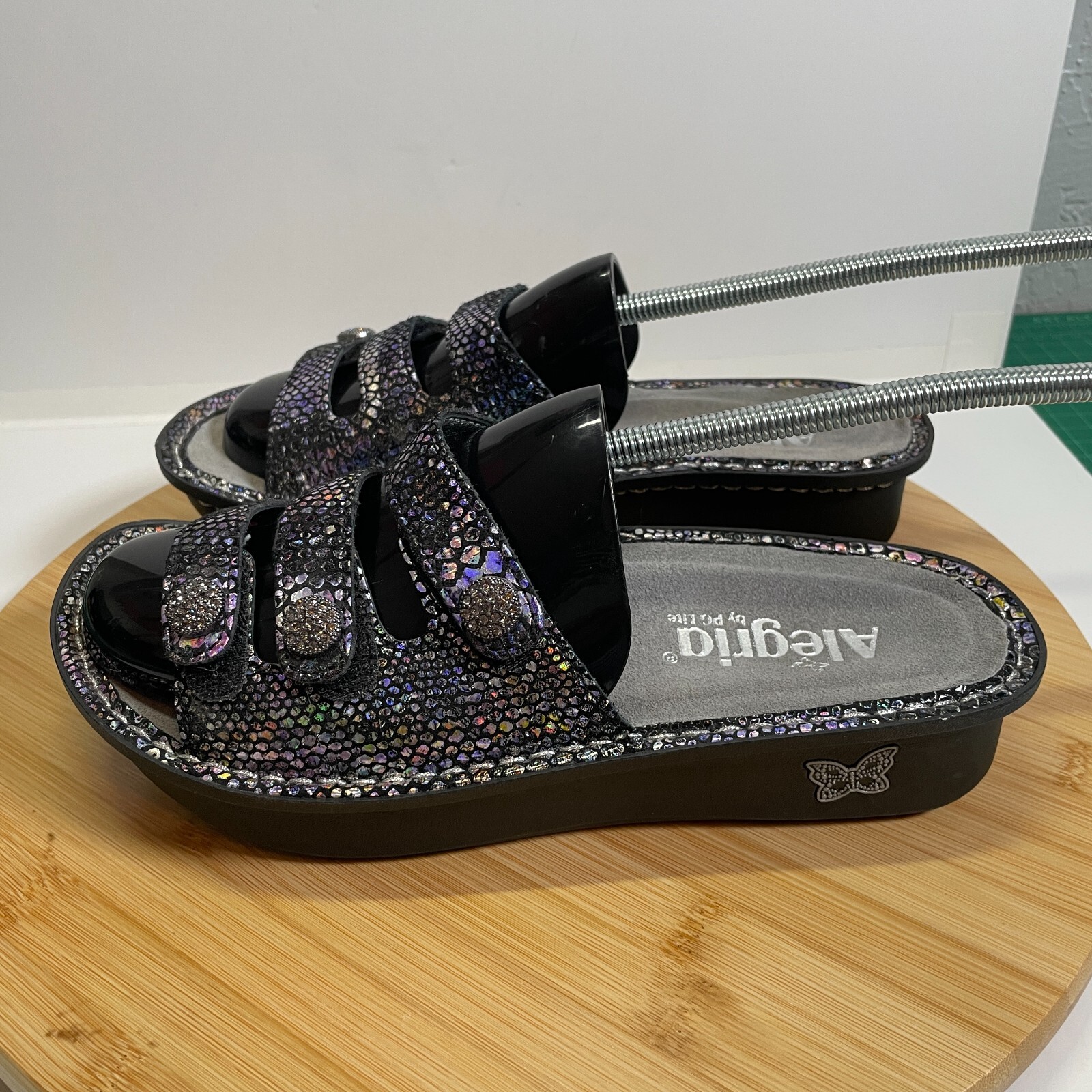 APL Alegria EU 37 US 7 sandalo nero metallizzato Kacee tre cinturini suola comoda slide