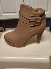 New Women's Top Moda Run-4  Hi Heel Ankle Boot W/quilt buckle Accent-tan Size10 