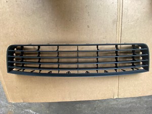VW Golf V Bj.2007 Gitter Mitte Stoßstange vorne