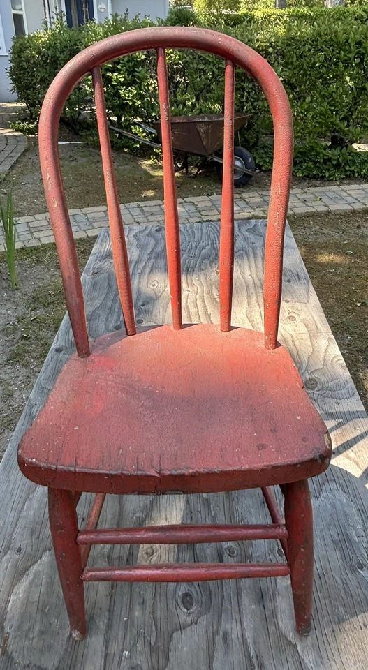 Verdadera silla antigua roja con respaldo de aro para niños mortaja y resistente. Bonita pintura pátina  Foto 3 de 4