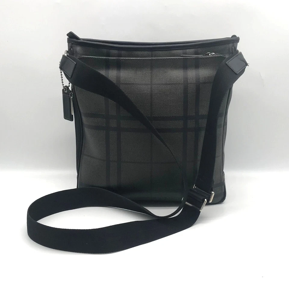Bolso Mensajero Coach Tattersall PVC Negro y Gris F71061 Foto 2 de 4