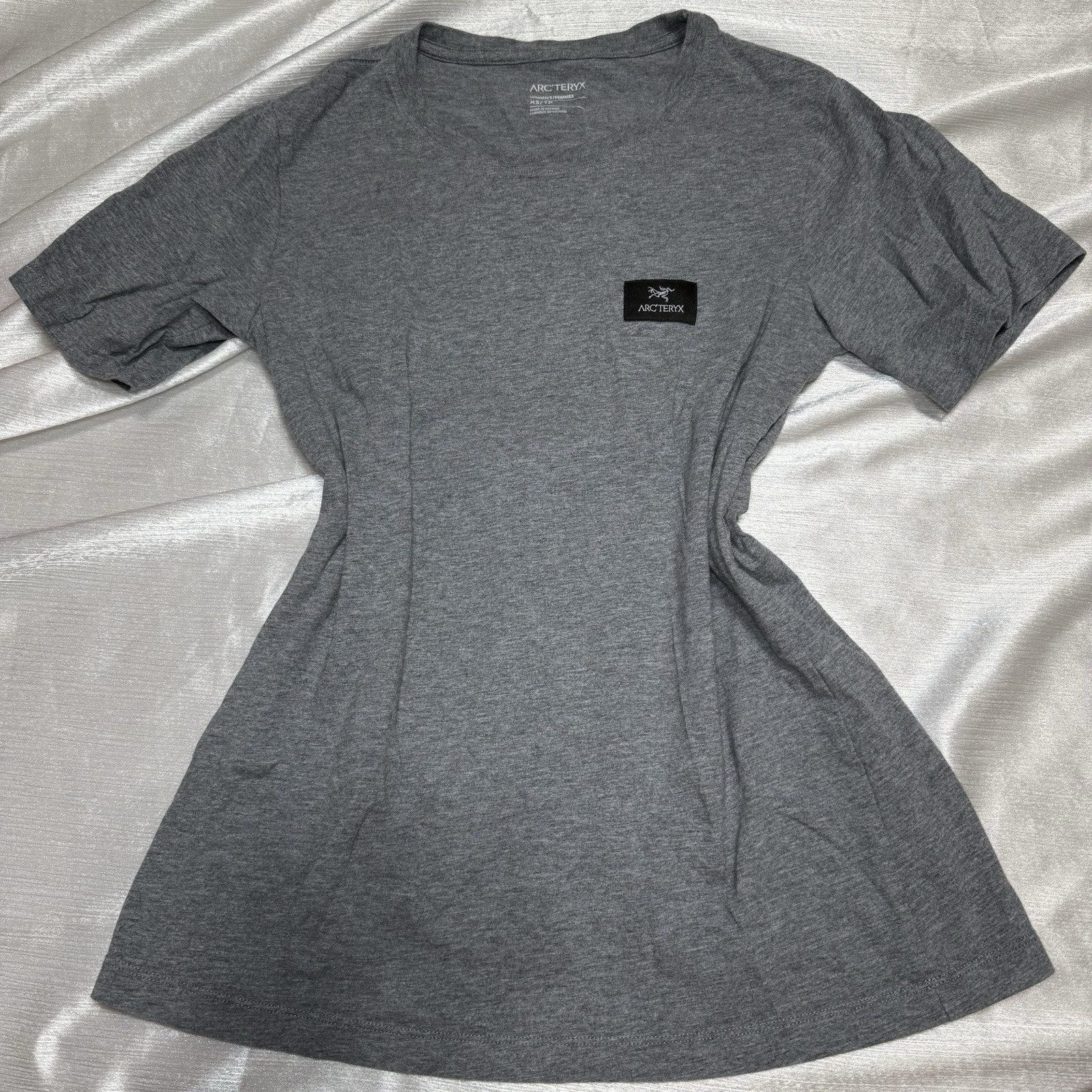 T shirt Arc'teryx grigia vestibilità classica logo minimalista taglia XS