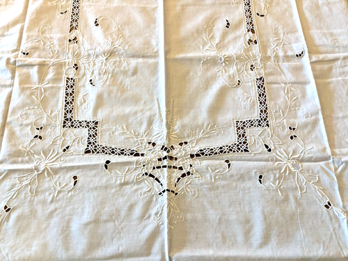 ANCIENNE NAPPE FORMELLE BLANCHE 46 X 66", BRODERIE TEXTURÉE, TRAVAIL DE COUPE - Photo 1/5
