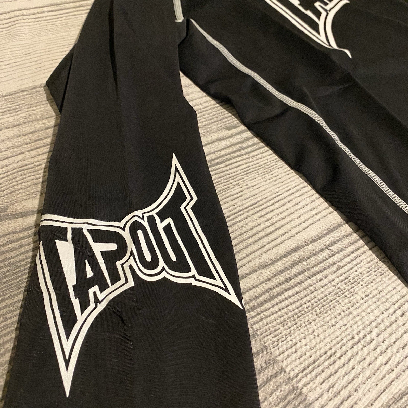 TAPOUT NWT Mens Rash Guard MMA Jiu Jitsu Long Sleeve Stretch Shirt Size L