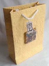 2 grands sacs cadeaux luxueux et exclusifs papier jaune/mûrier avec pot-pourri