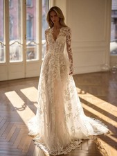 Lace Appliques Wedding Dresses V-neck Long Sleeve Bridal Gown A-line Tulle