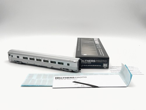 Walthers - HO - Santa Fe - 85' BUDD 46 asientos vagón #2818 - tren 920-9485 | Condition: Used