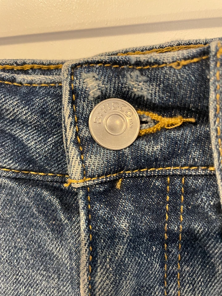 H&M Divided Cut-Off Denim Short Women's Size 8 Blue Mid Rise 5-Pocket Raw Hem — 第 3/4 张图片