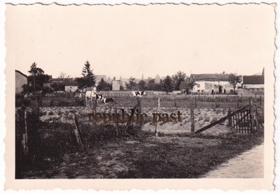 Foto Im Hintergrund v. Artilleriebeschuss brennende Häuser in Void Juni 40 (A20)