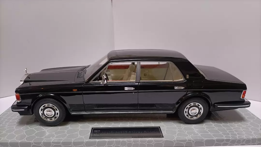AMC Resin Model 1/18 Rolls Royce Silver Spirit Black/Red