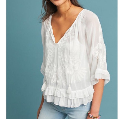   AKEMI + KIN   ANTHROPOLGIE EMBROIDERED RUFFLE PEASANT BLOUSE WHITE SZ XS