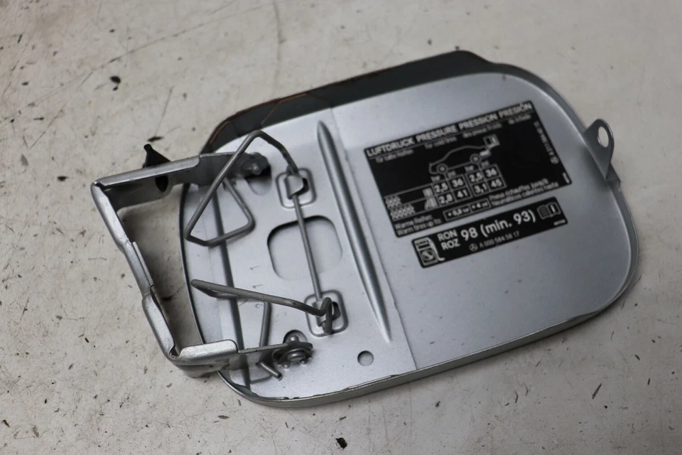 Panel de aleta de llenado de tanque de combustible Mercedes Benz E63 AMG W211 2007 J146 Foto 2 de 2